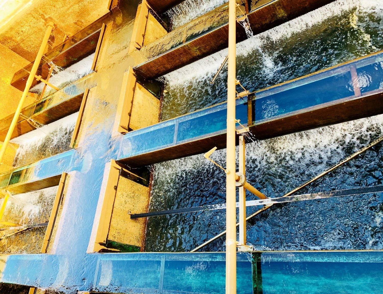 Water cascading over the wash-water troughs inside a WETS gravity filter